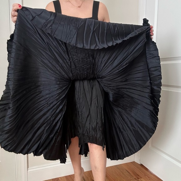 Crinkle Shark Bite Mid Length Full Skirt - Picture 8 of 8